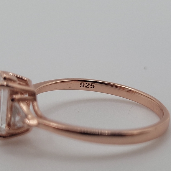 RoseGold plated 925 sterling silver ring with rectangular cut gem - Picture 8 of 16